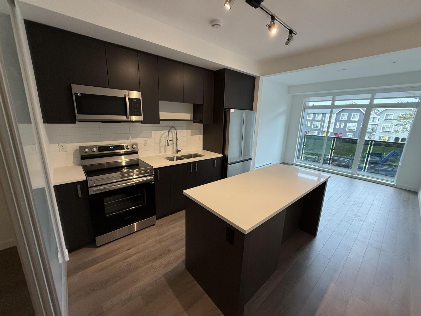 A MORDERN 1 BEDROOM CONDO IN SURREY