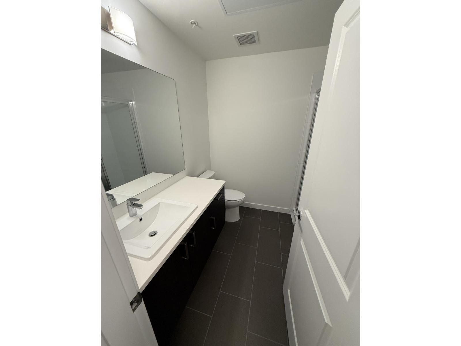 A MORDERN 1 BEDROOM CONDO IN SURREY