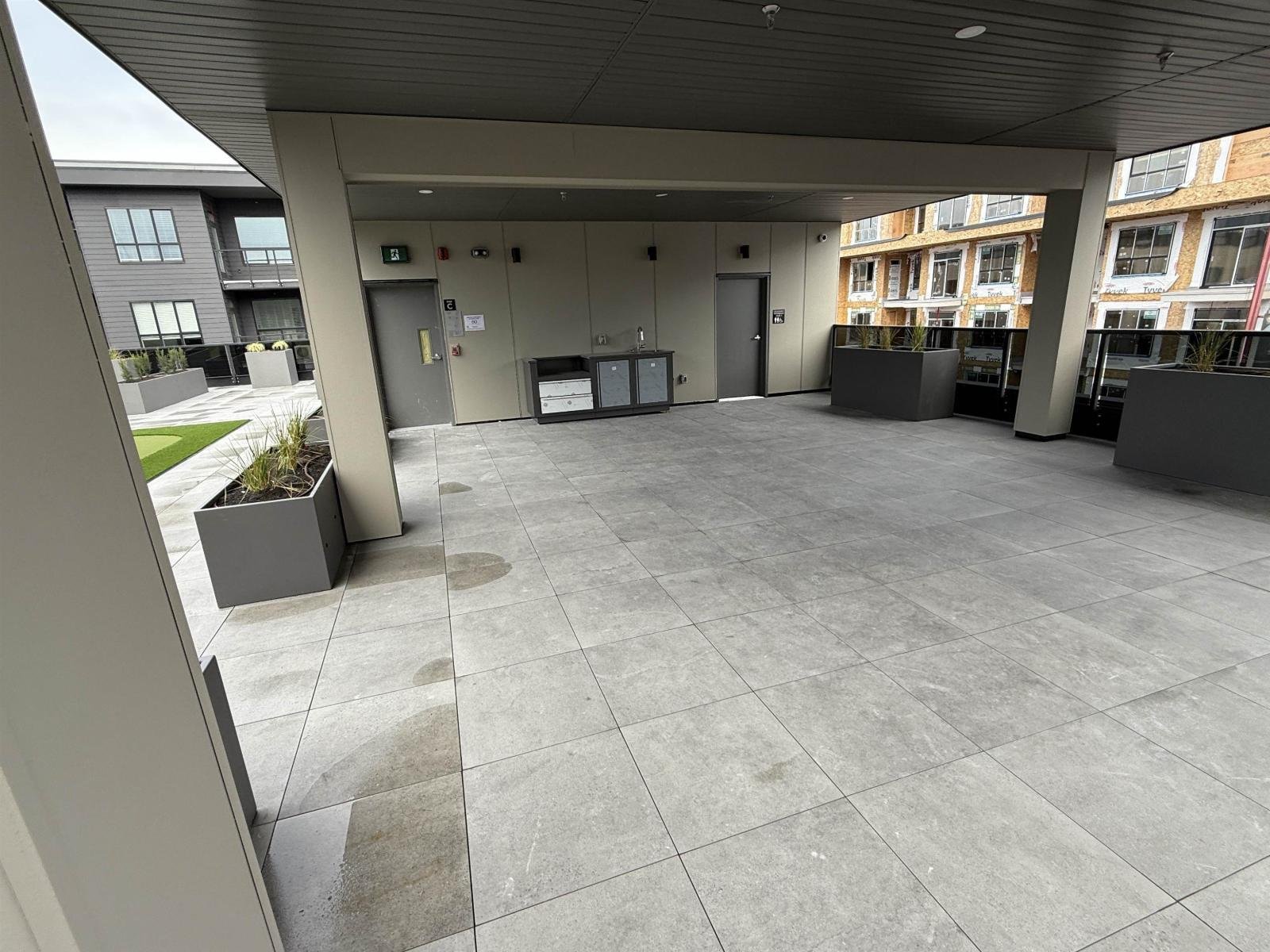 A MORDERN 1 BEDROOM CONDO IN SURREY