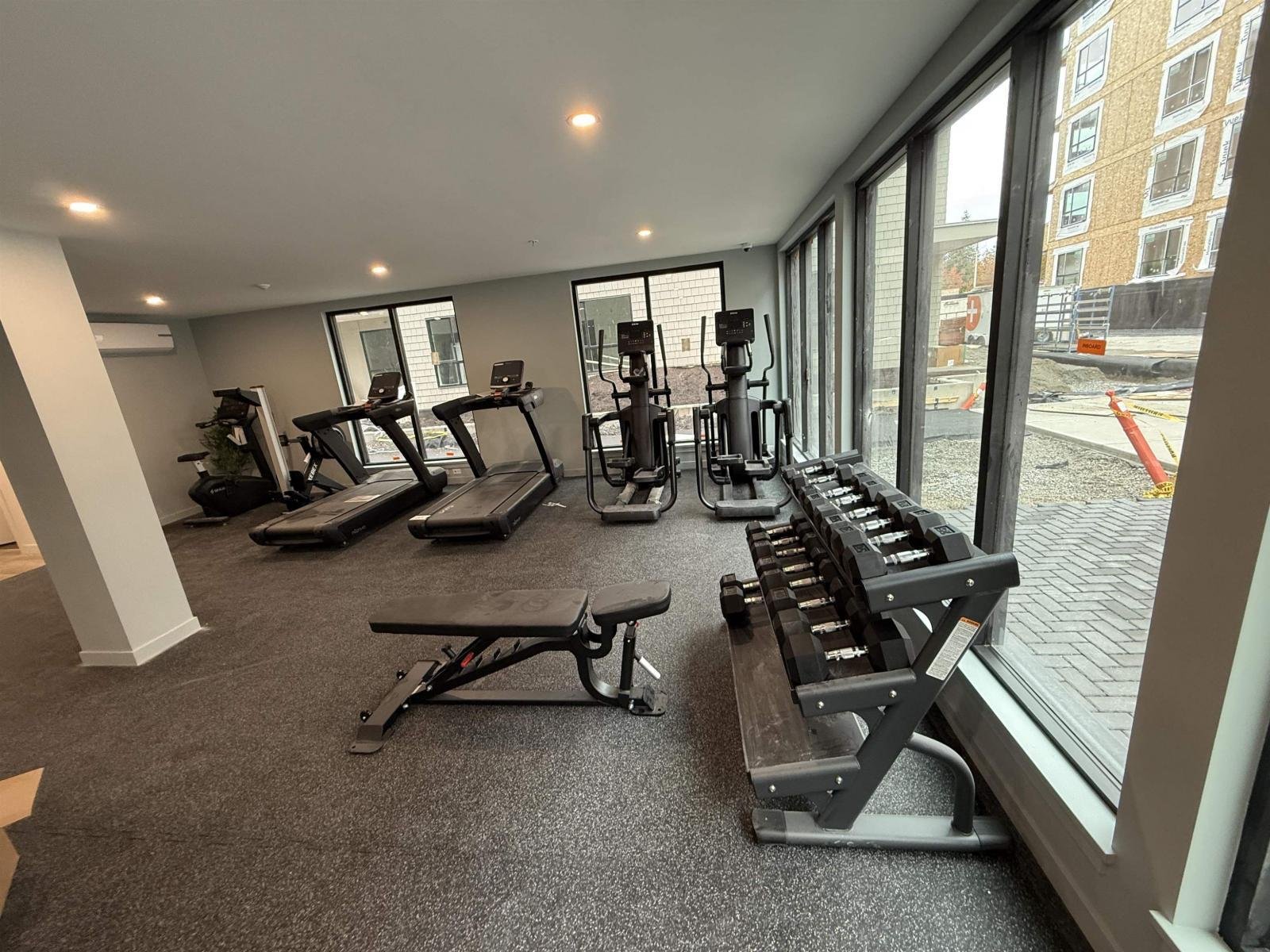 A MORDERN 1 BEDROOM CONDO IN SURREY