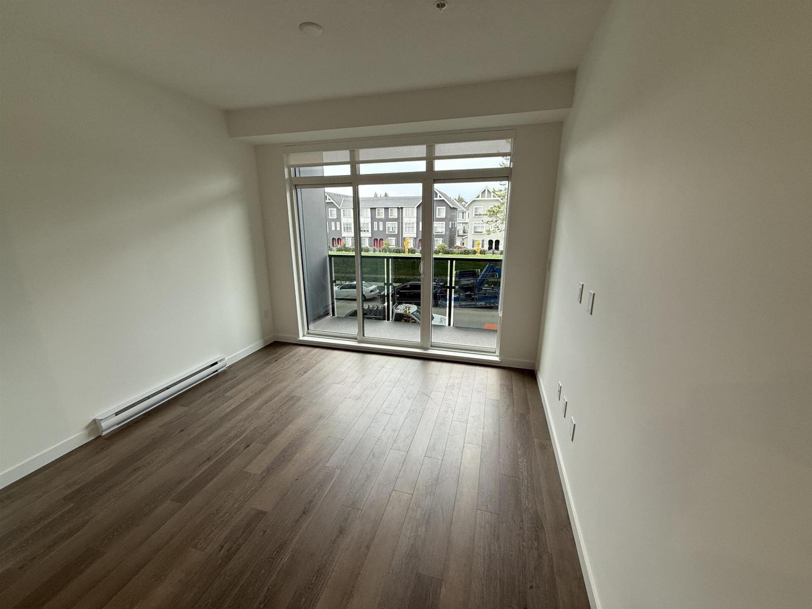 A MORDERN 1 BEDROOM CONDO IN SURREY